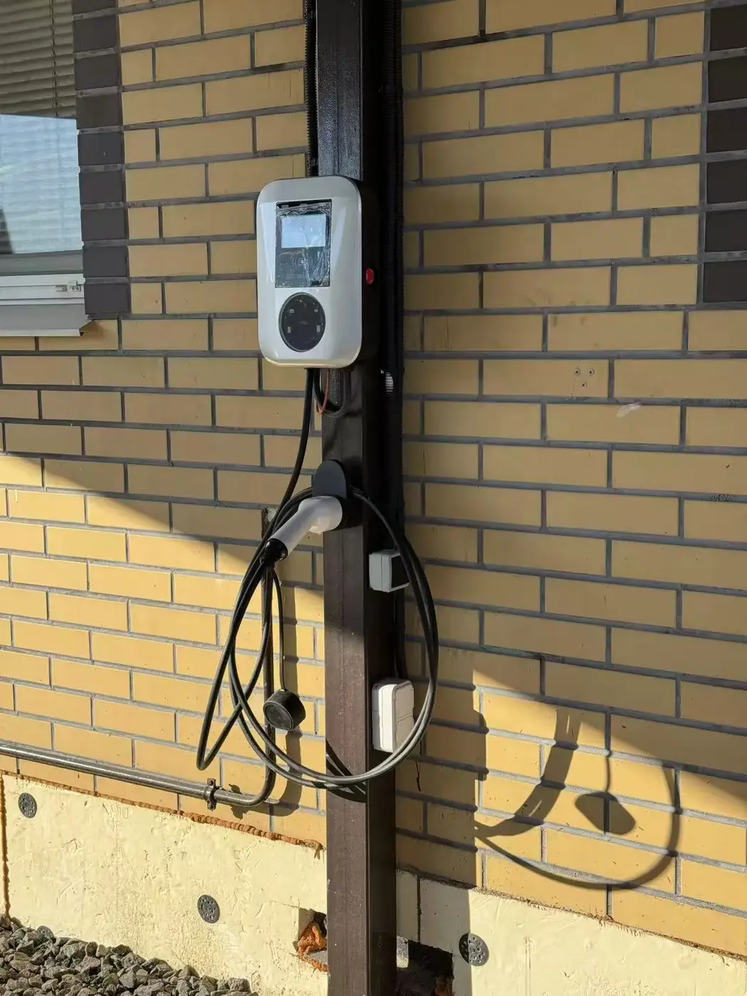 Зарядная станция ELECTROSOK Ультра под навесом на кирпичном фасаде