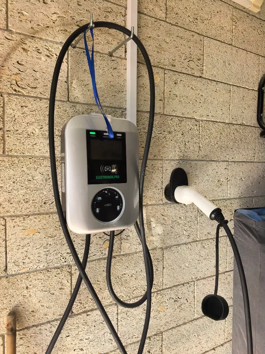 Зарядная станция ELECTROSOK Ультра под навесом у автомобиля