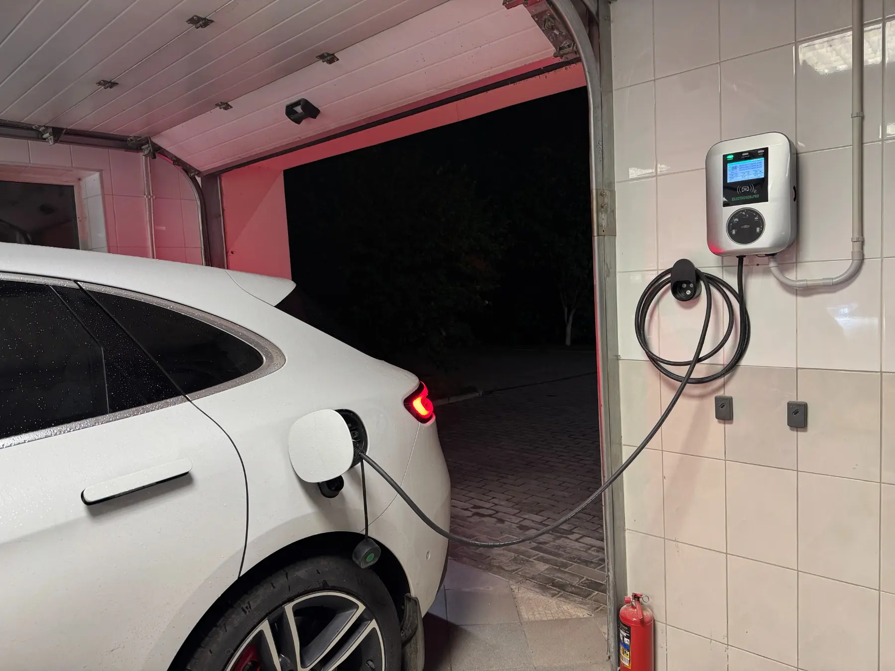 Станция ELECTROSOK Ультра заряжает автомобиль в гараже