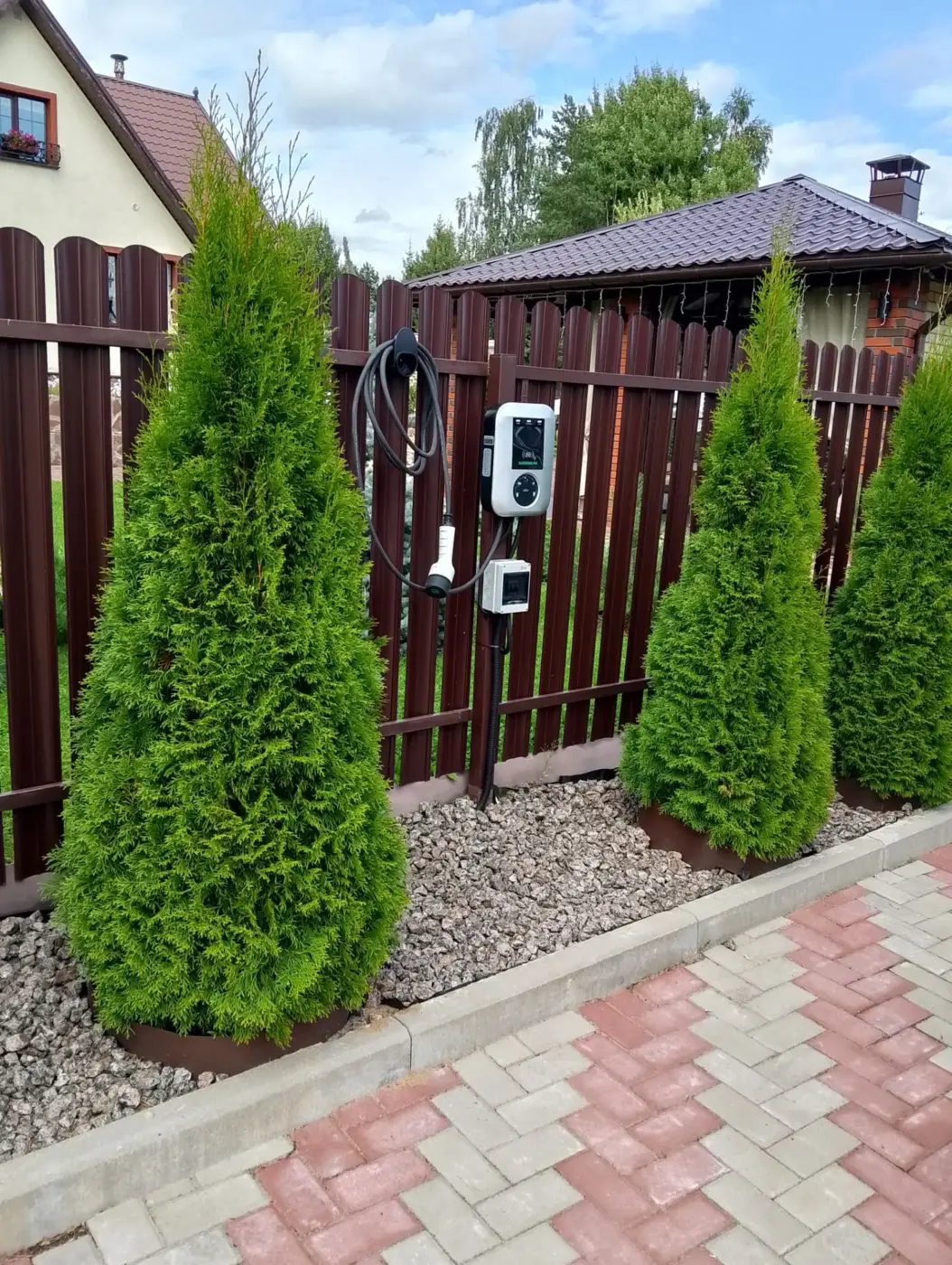 Зарядная станция ELECTROSOK Ультра у парковки частного дома