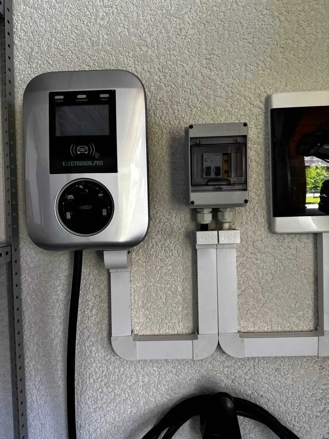 Зарядная станция ELECTROSOK Ультра с кабельной трассой и защитным щитом