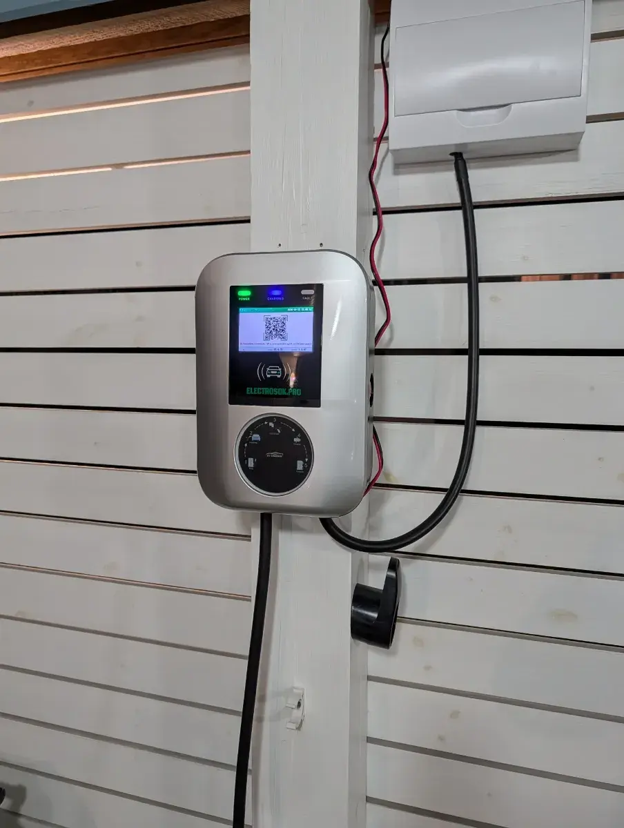 Зарядная станция ELECTROSOK Ультра на фасаде с кабелем и держателем